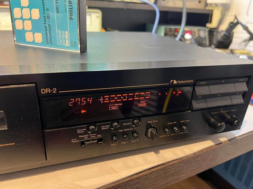 Close-up van het display van de Nakamichi DR-2 tijdens weergave, met Bias Tune-knop en bandtypeselectie