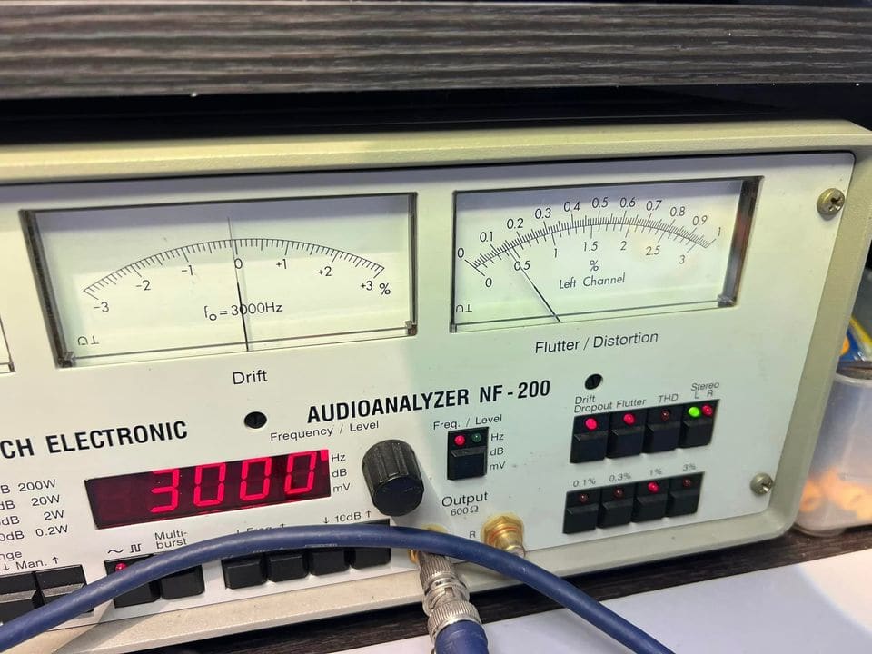 Burosch NF-200 audio-analyzer met 3000 Hz testtoon tijdens de meting van drift en flutter