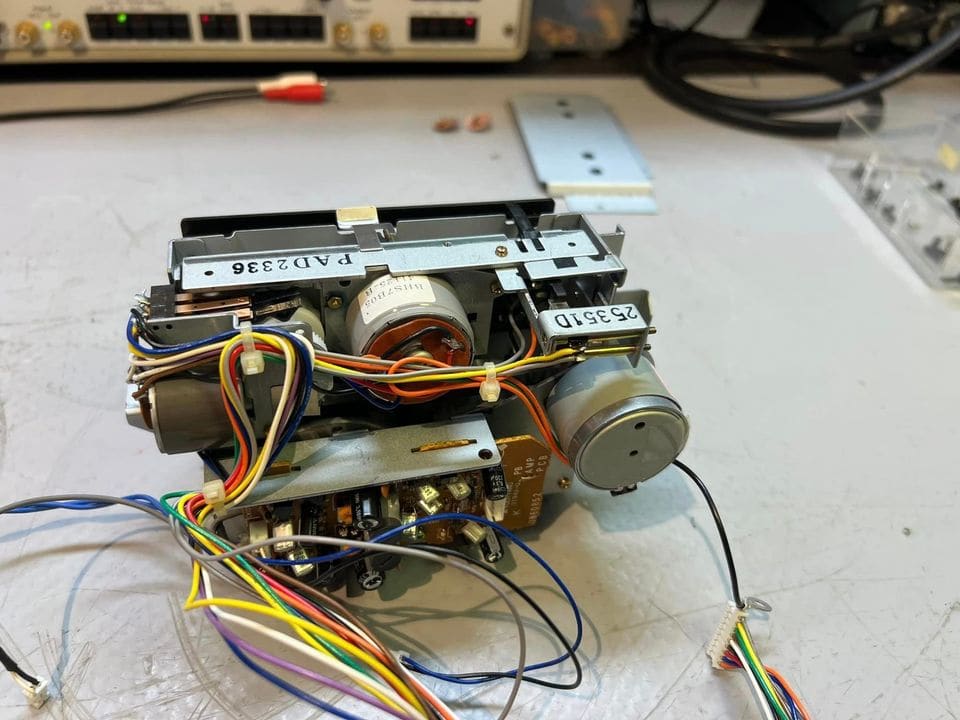 Achterkant van het DR-2-mechanisme met motoren, bedrading en de printplaat van de weergaveversterker