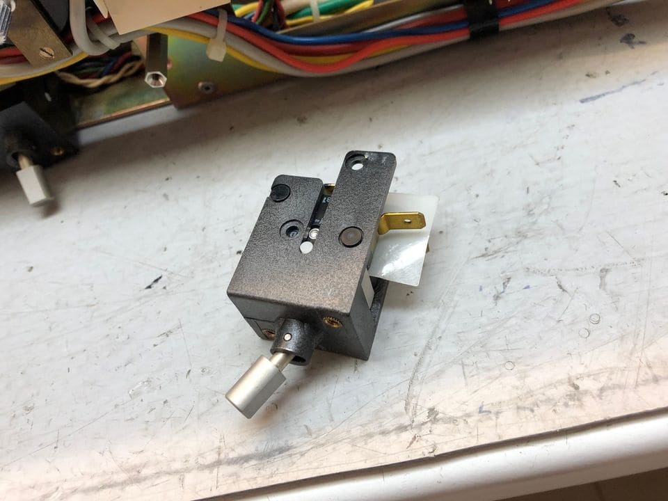 Hendelschakelaar van de Revox A740 opnieuw gemonteerd met nieuwe microschakelaar