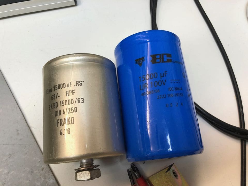 Oude Frako-elco van 15.000 µF 63 V naast de nieuwe Vishay BC-elco van 15.000 µF 100 V
