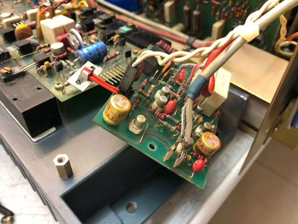 Detail van een printkaart in de Revox A740 met weerstanden, transistoren en tantaalcondensatoren
